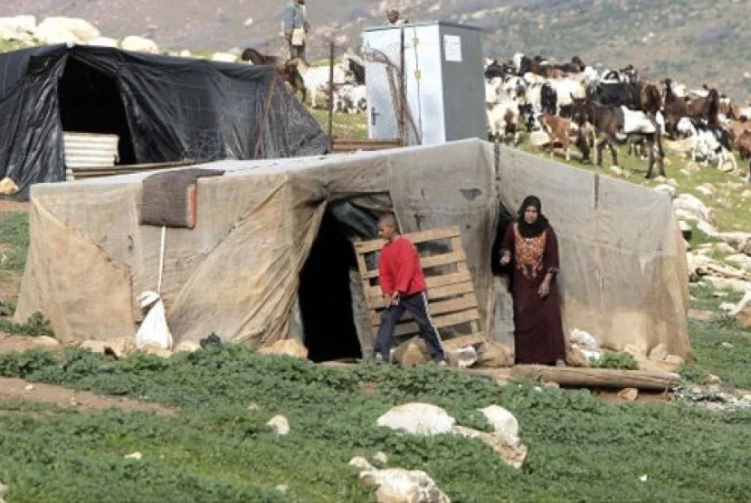 Warga palestina bersiap untuk pindah setelah diusir israel 130103103745